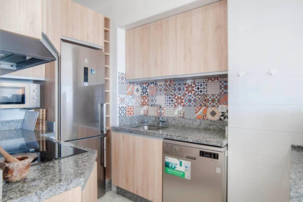 021 - Wonderful Beachfront Apartment With Stunning Sea Views Benalmádena Exteriör bild