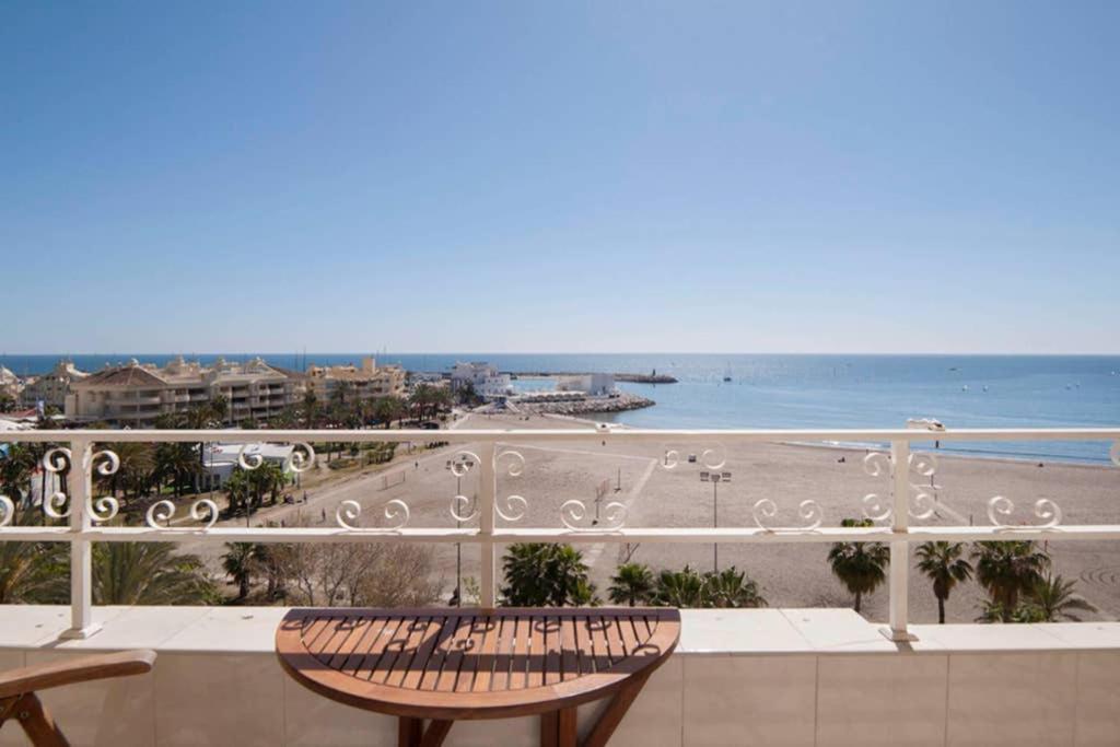 021 - Wonderful Beachfront Apartment With Stunning Sea Views Benalmádena Exteriör bild