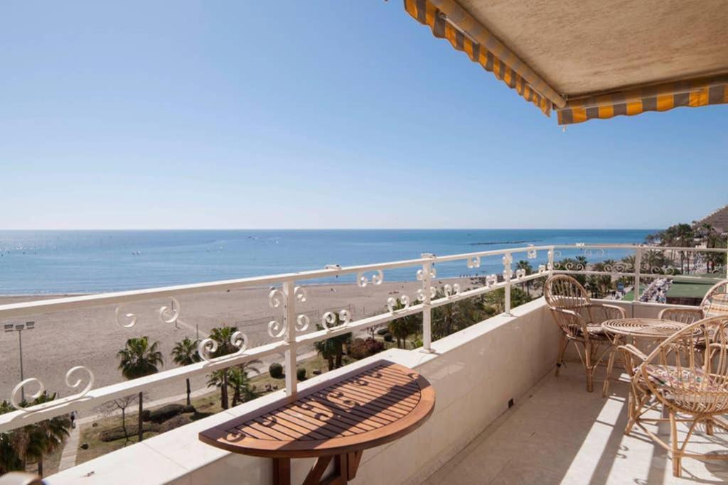 021 - Wonderful Beachfront Apartment With Stunning Sea Views Benalmádena Exteriör bild