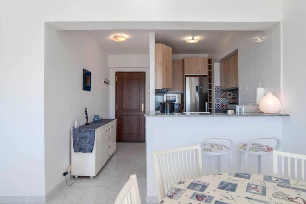 021 - Wonderful Beachfront Apartment With Stunning Sea Views Benalmádena Exteriör bild