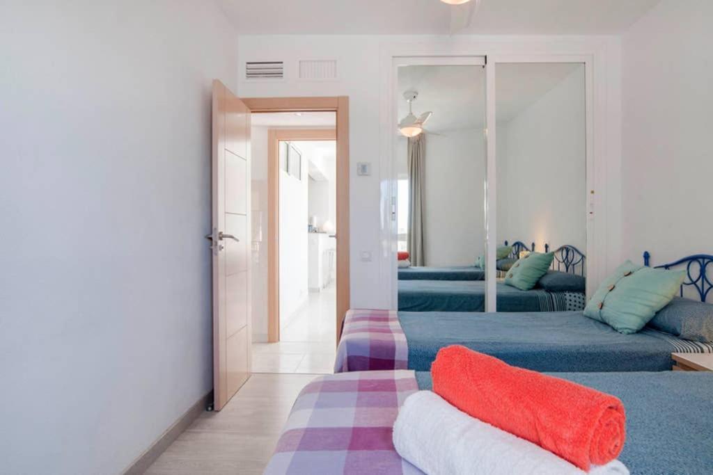 021 - Wonderful Beachfront Apartment With Stunning Sea Views Benalmádena Exteriör bild