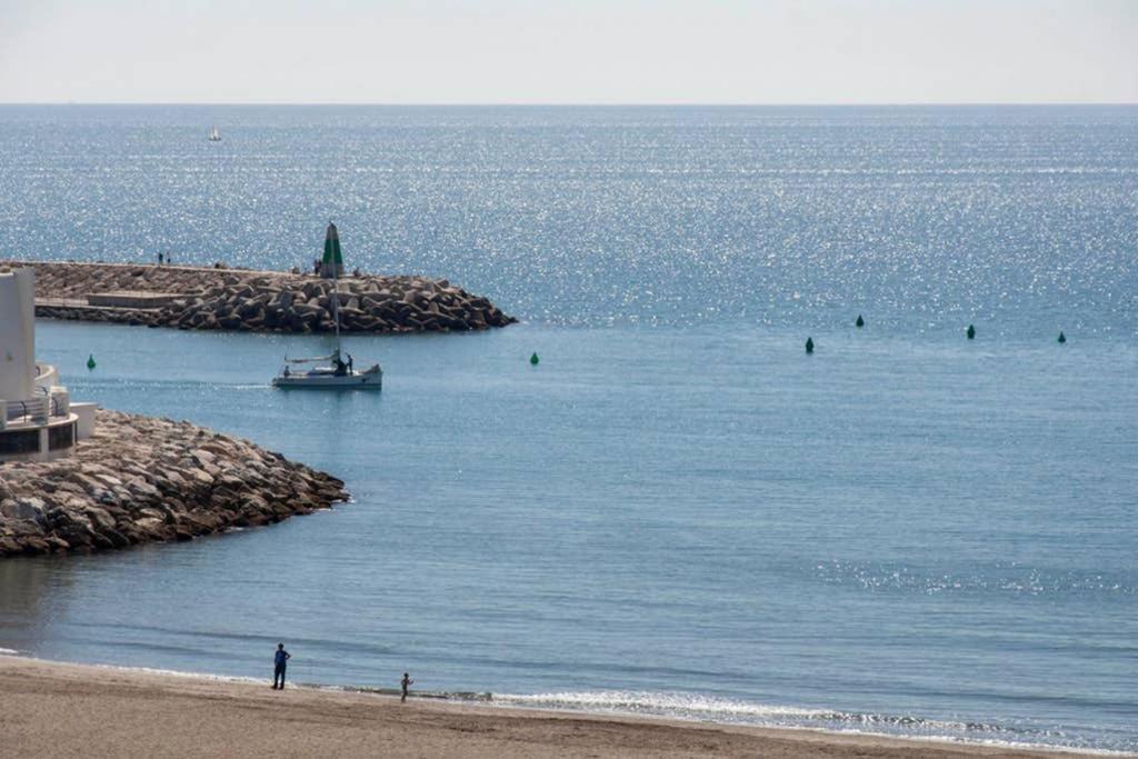 021 - Wonderful Beachfront Apartment With Stunning Sea Views Benalmádena Exteriör bild