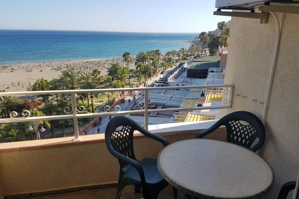 021 - Wonderful Beachfront Apartment With Stunning Sea Views Benalmádena Exteriör bild